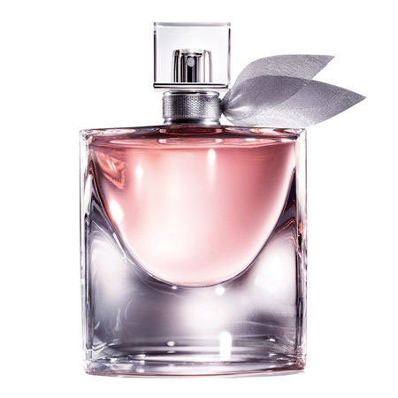 Flasche Parfum mit rosenfarbenem Parfum auf weißem Hintergrund.