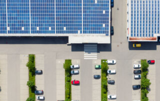 Parkplatz aus der Vogelperspektive Industriedach mit PV-Modulen