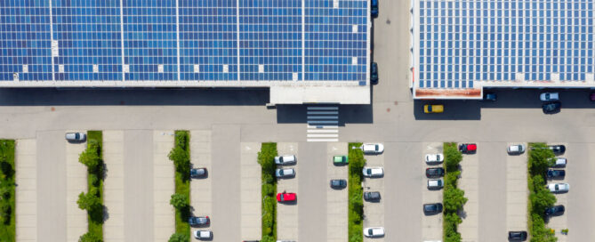 Parkplatz aus der Vogelperspektive Industriedach mit PV-Modulen