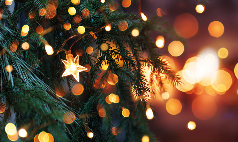 Closeup Weihnachtsbaum geschmückt mit Lichterketten