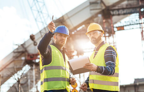 Flamro Unternehmensvorstellung auf EGU Website. Zwei Bauarbeiter unterhalten sich auf einer Baustelle