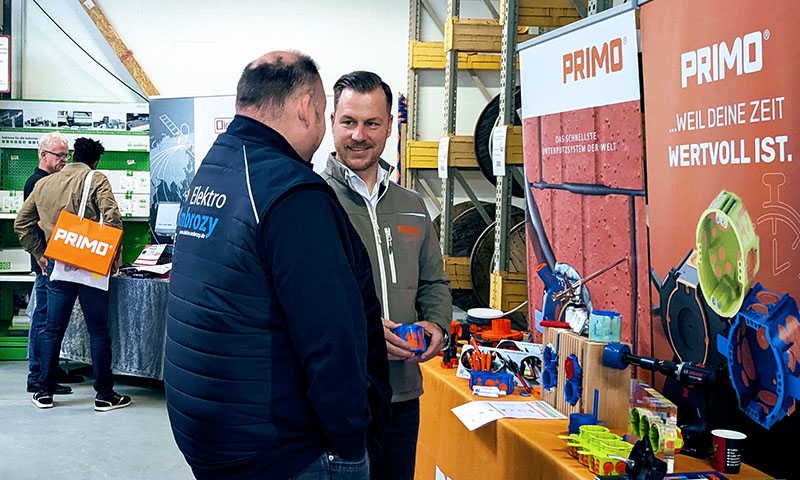 Smart Meets technik 3.0 EGU Dorsten 2025. Hersteller Primo mit Kunden am Stand erklärt Aufputzdose.