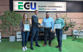 Übergabe der Urkunde Partner des Jahres 2026 von der Firma Solyco an den EGU Elektrogroßhandel. Dina Liehs, Marc Schlabbach, Pascal von der Weiden, Marvin Neumann