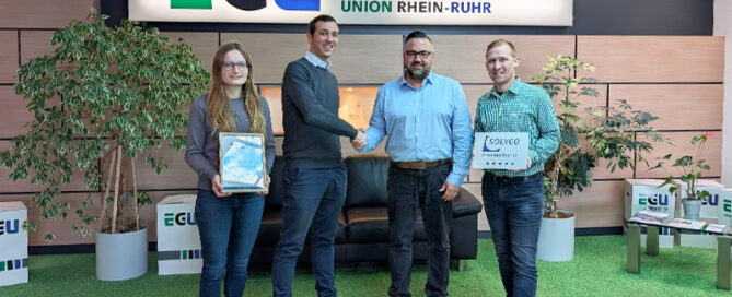 Übergabe der Urkunde Partner des Jahres 2026 von der Firma Solyco an den EGU Elektrogroßhandel. Dina Liehs, Marc Schlabbach, Pascal von der Weiden, Marvin Neumann