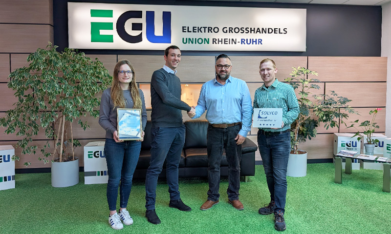 Übergabe der Urkunde Partner des Jahres 2026 von der Firma Solyco an den EGU Elektrogroßhandel. Dina Liehs, Marc Schlabbach, Pascal von der Weiden, Marvin Neumann