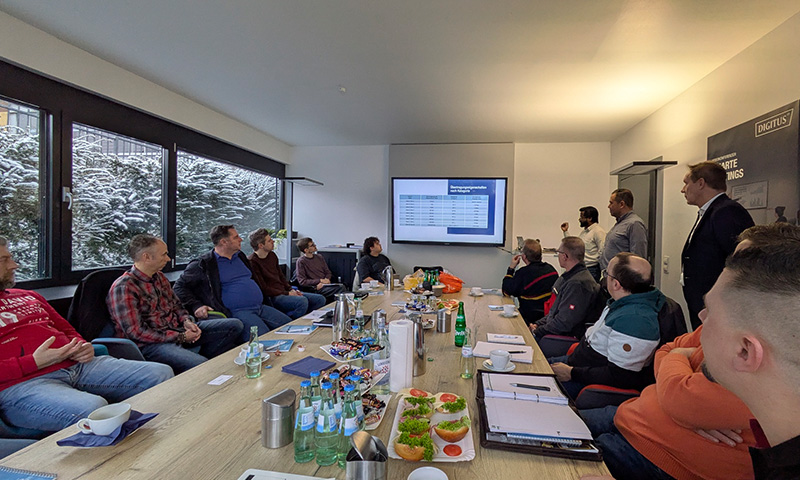 ASSMANN-5 EGU Vertriebs-Team im Schulungsrausm von Assmann Digitus
